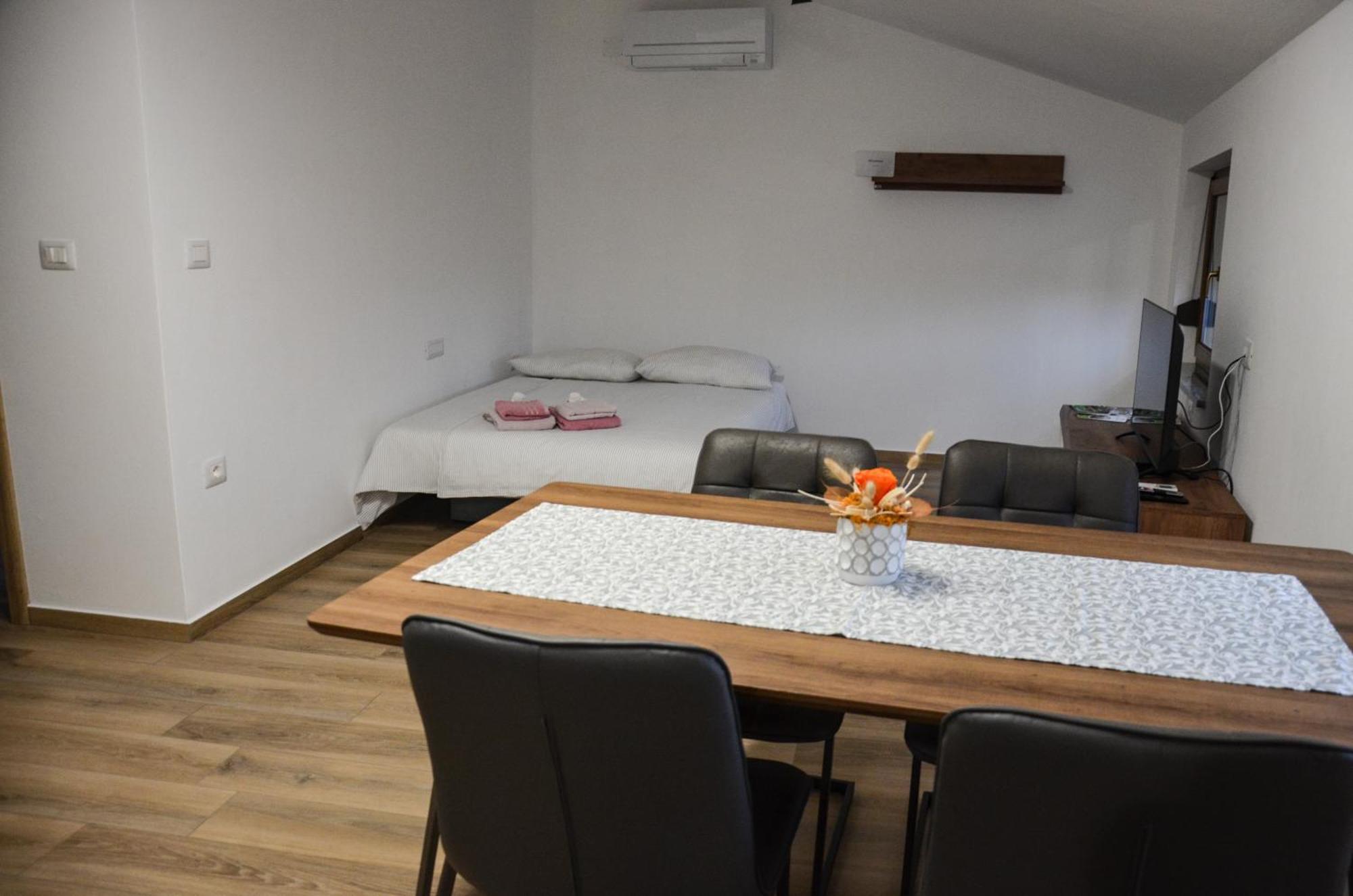 Apartmaji Tanto Malovse Crnice Εξωτερικό φωτογραφία
